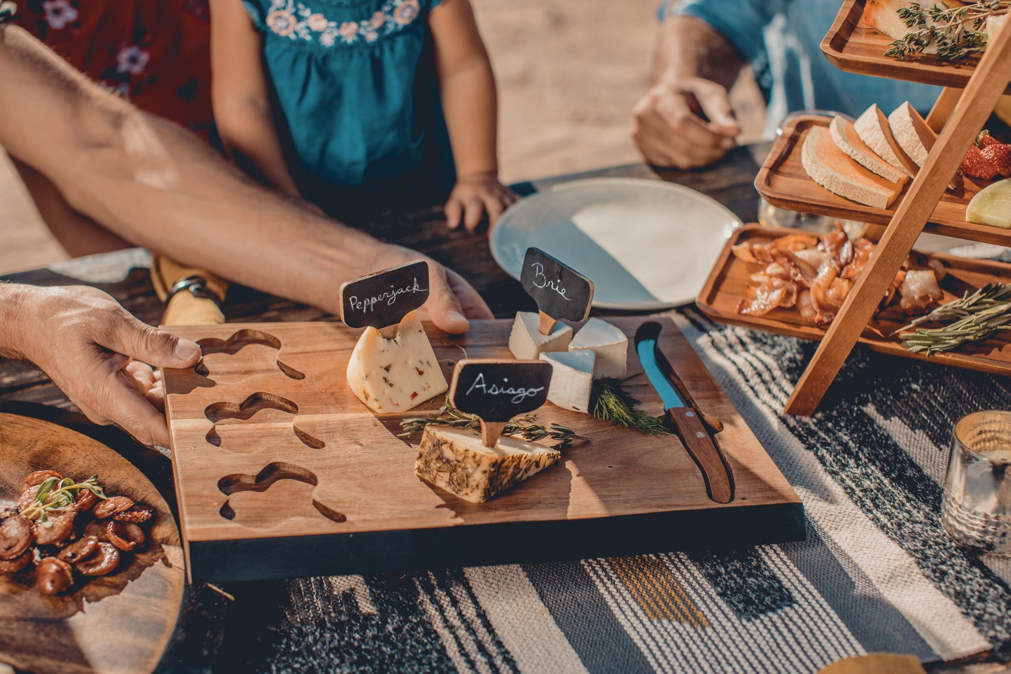 Delio Acacia Cheese Cutting Board & Tools Set