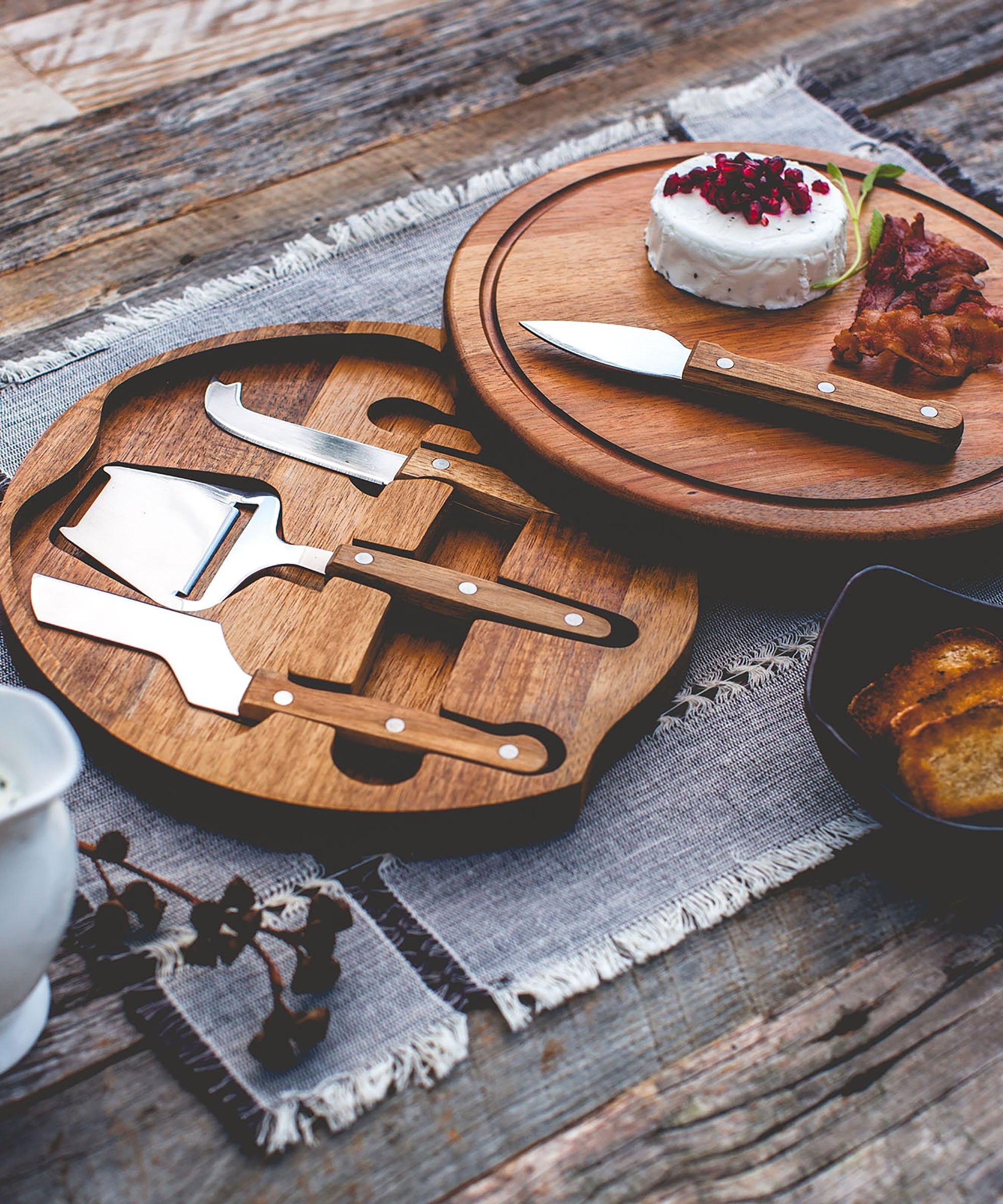 Acacia Circo Cheese Cutting Board & Tools Set