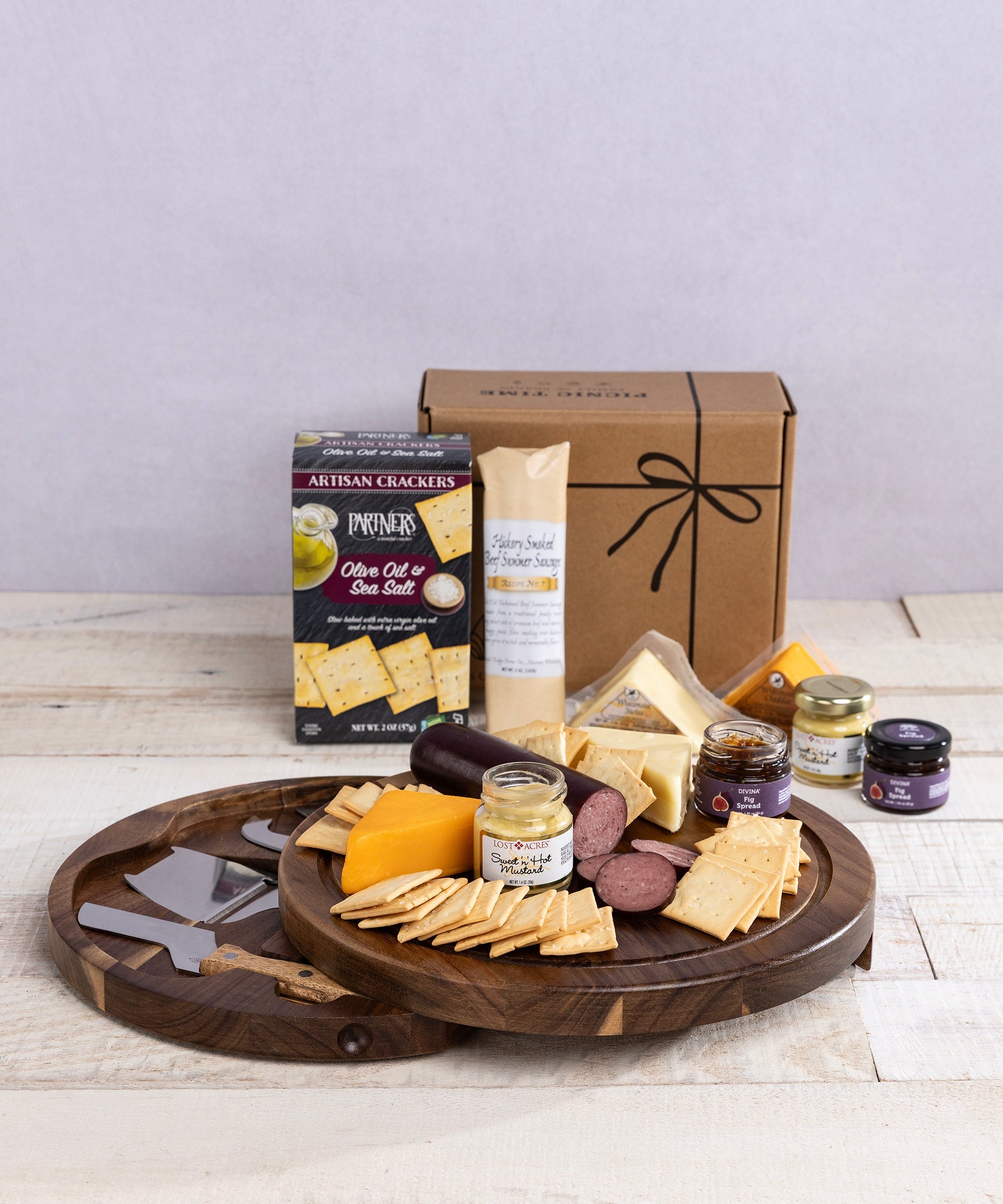 Acacia Circo Cheese Board with Gourmet Gift Pack