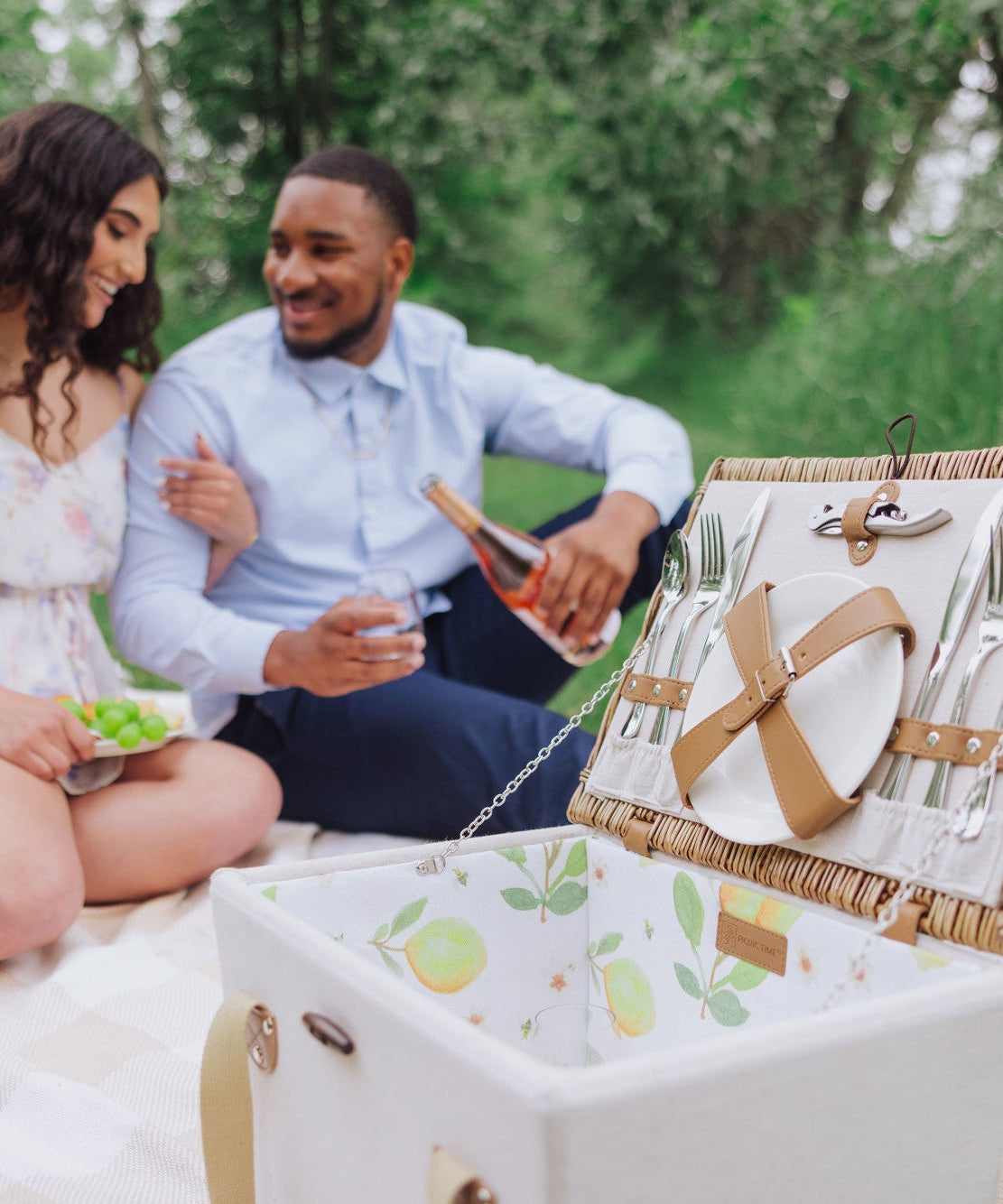 Lemongrove Picnic Basket for 2 - Bees & Lemons