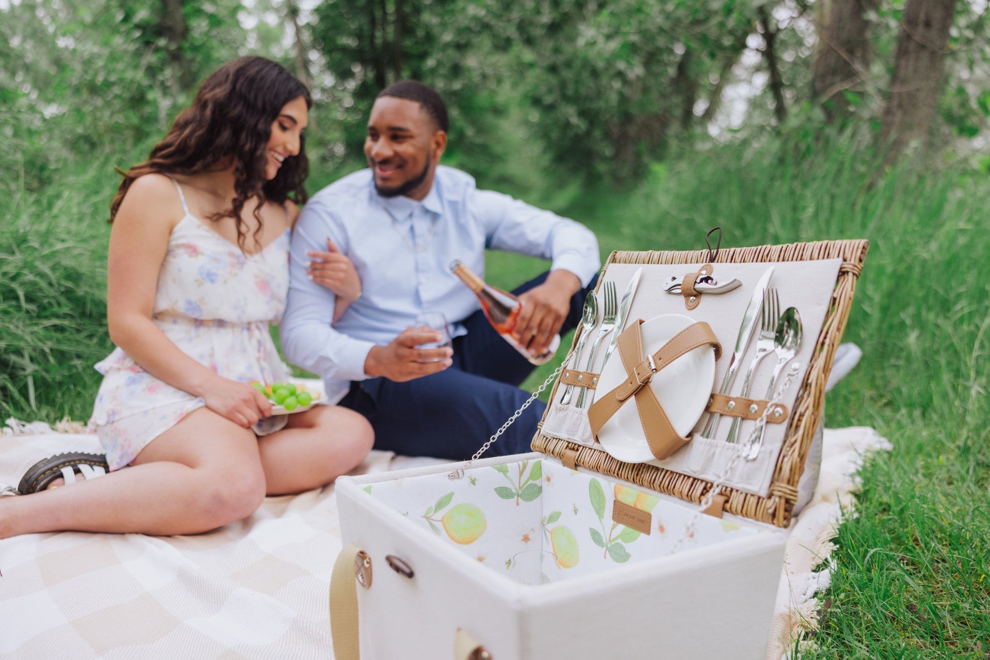 Lemongrove Picnic Basket for 2 - Bees & Lemons