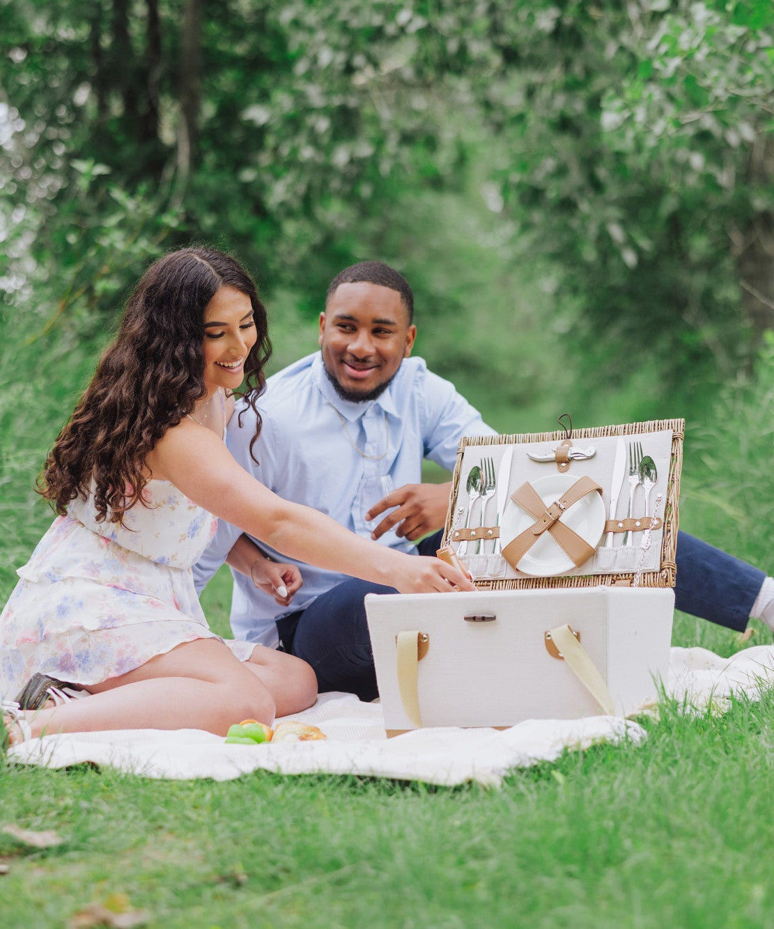 Lemongrove Picnic Basket for 2 - Bees & Lemons