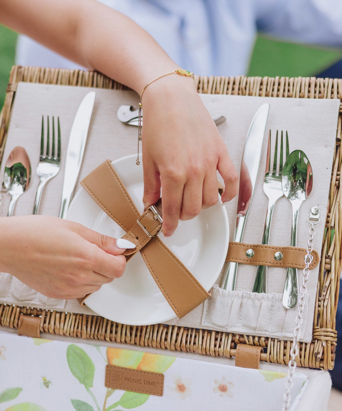Lemongrove Picnic Basket for 2 - Bees & Lemons
