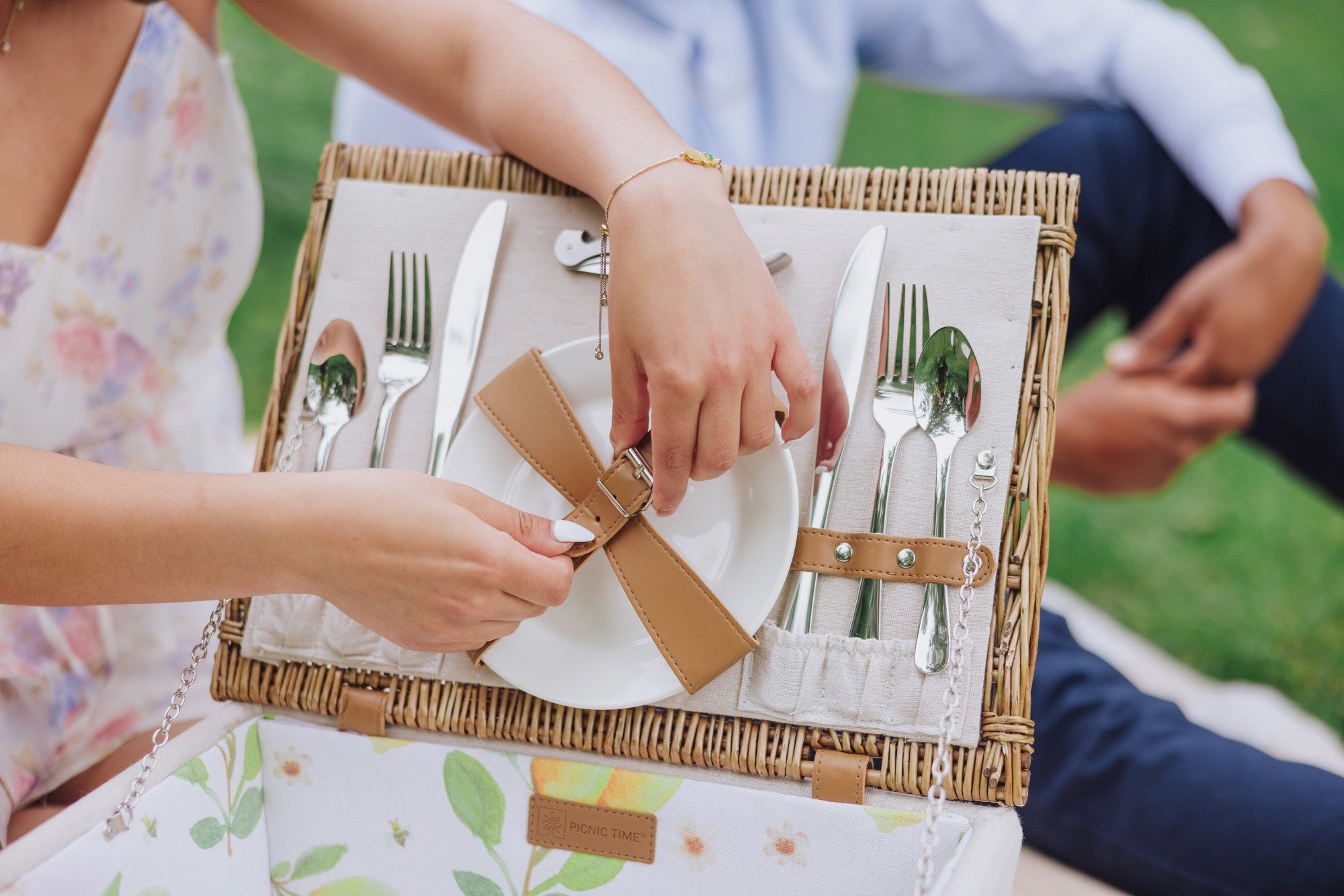 Lemongrove Picnic Basket for 2 - Bees & Lemons