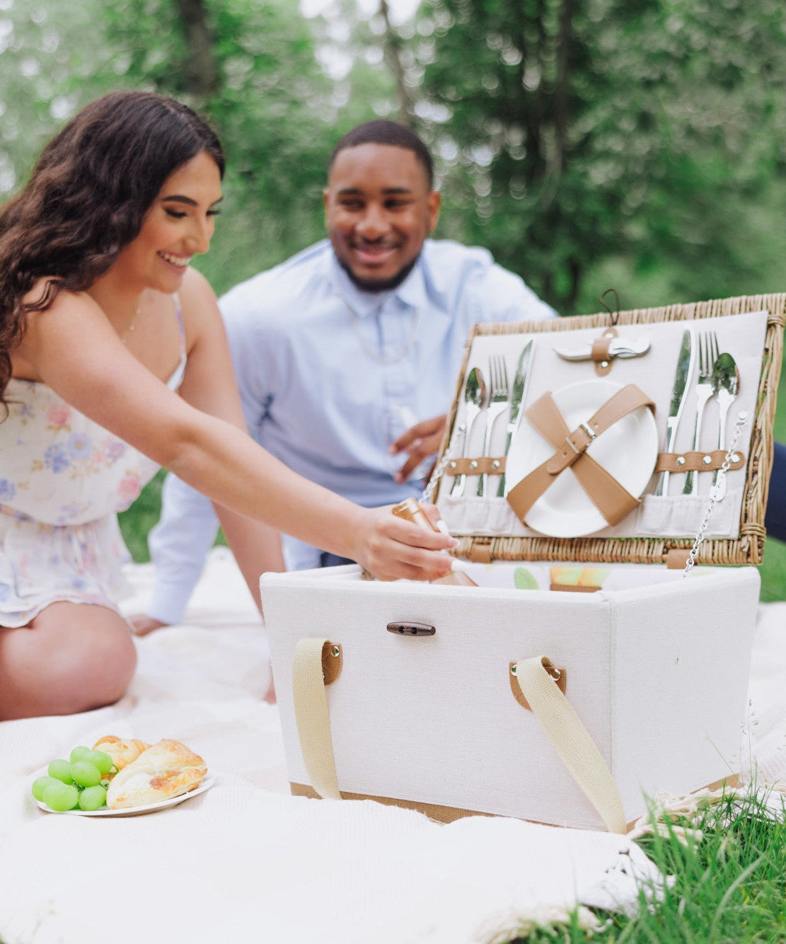 Lemongrove Picnic Basket for 2 - Bees & Lemons