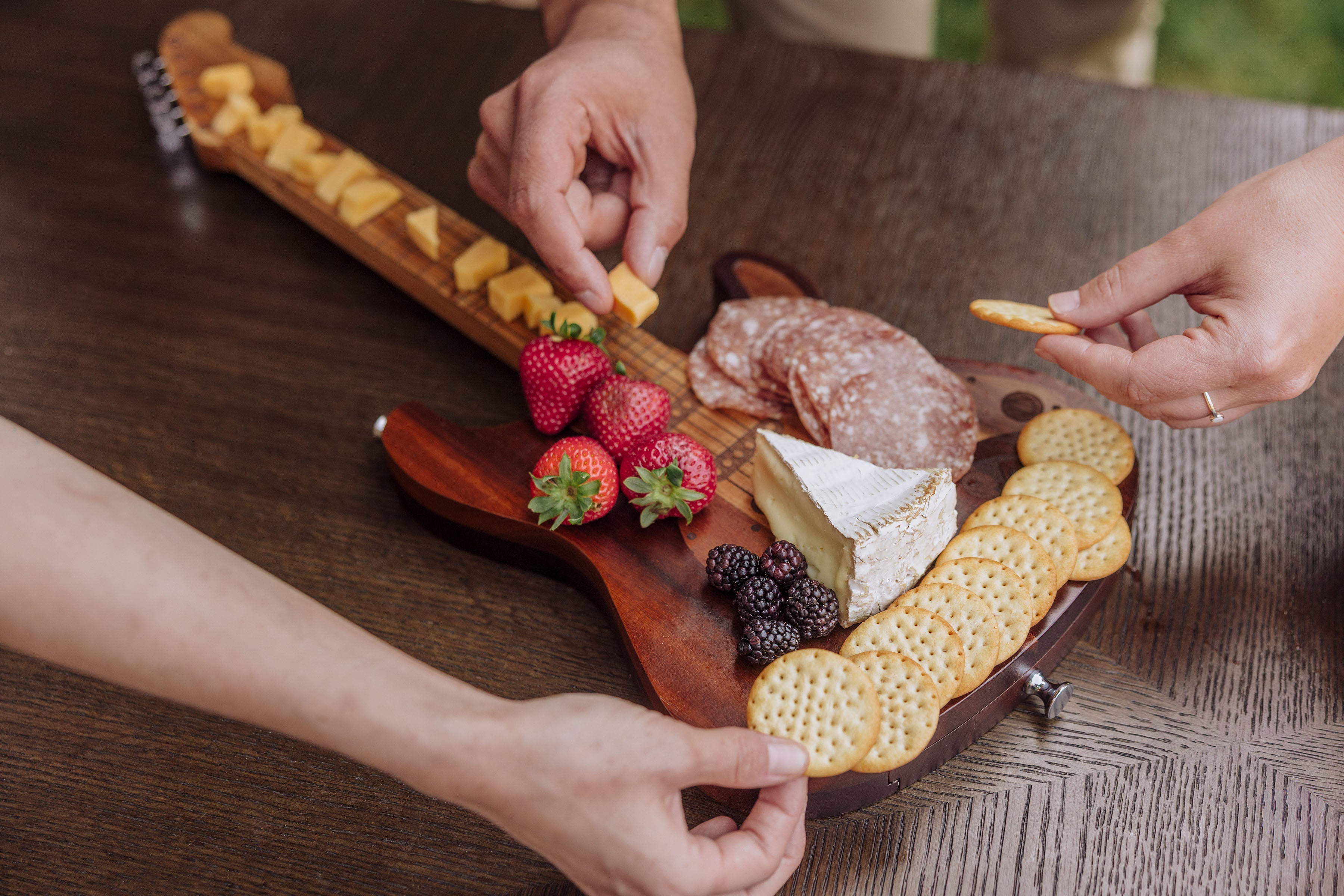 Guitar Legend Cheese Board & Tools Set