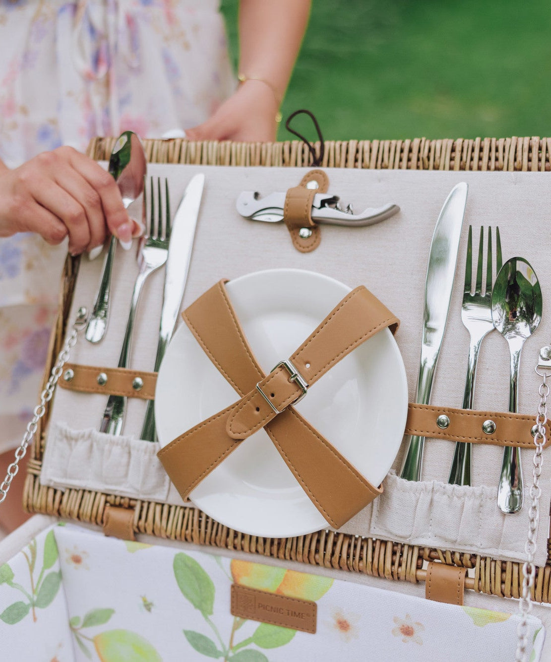 Lemongrove Picnic Basket for 2 - Bees & Lemons